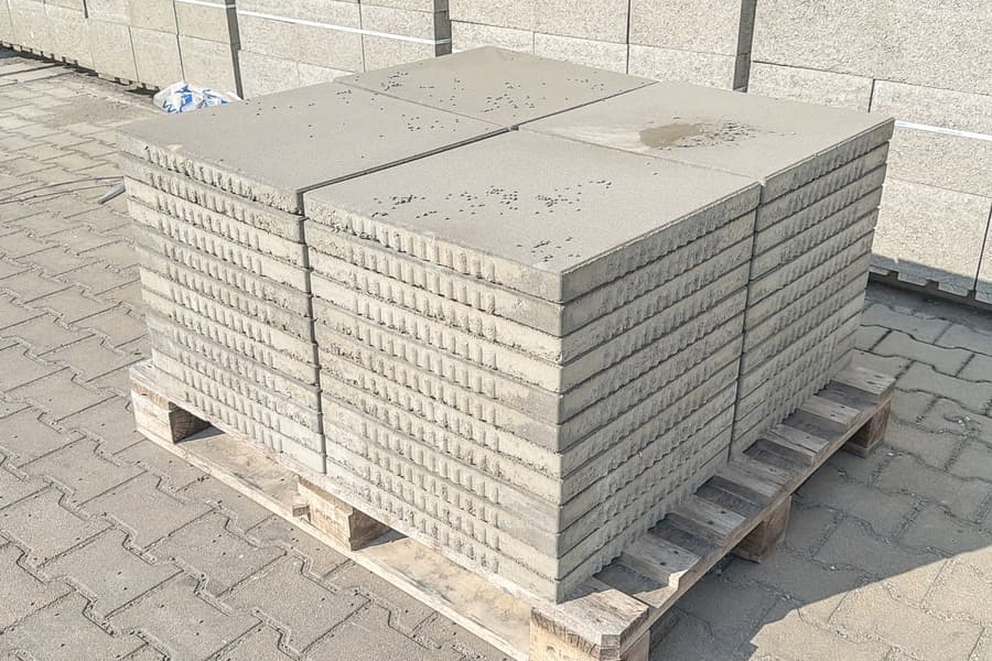 10 Paletten mit Betonplatten NF Grau, ca. 120 m2